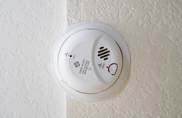 smoke detector on ceiling